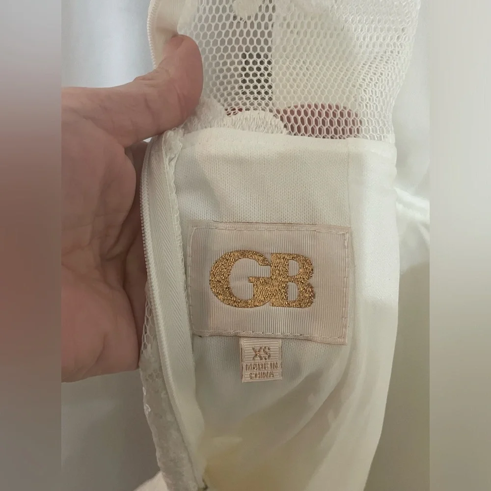 Beautiful white GB Dress size xs. Never wore with tags.‎